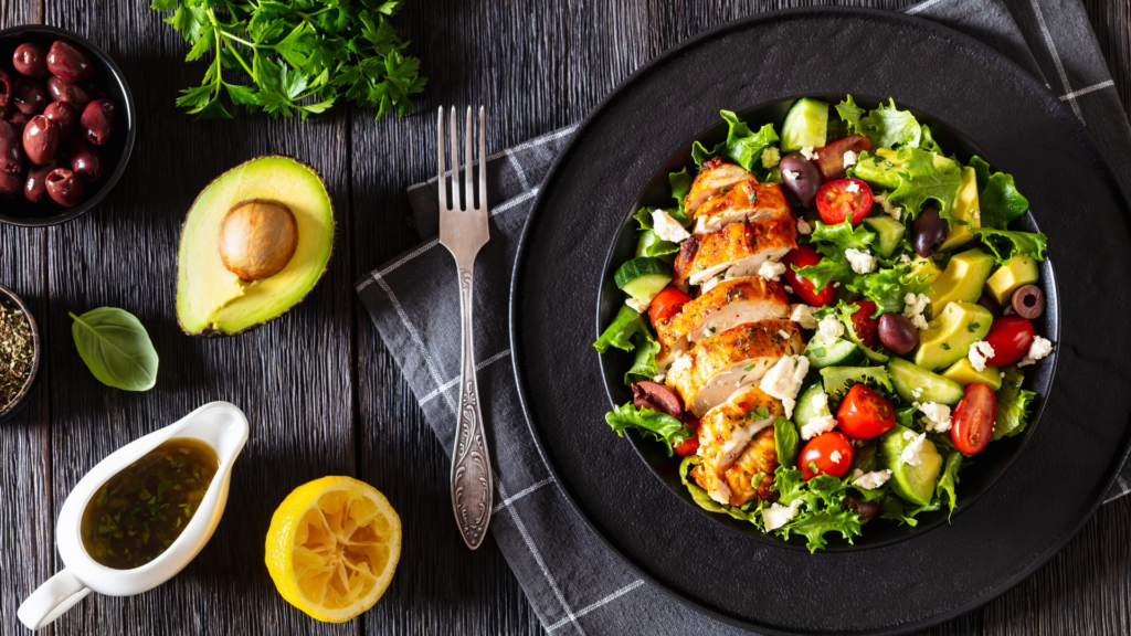 Dégustez la Cobb Salad, la salade américaine par excellence : fraîche, gourmande et savoureuse, avec des ingrédients variés pour un plaisir garanti