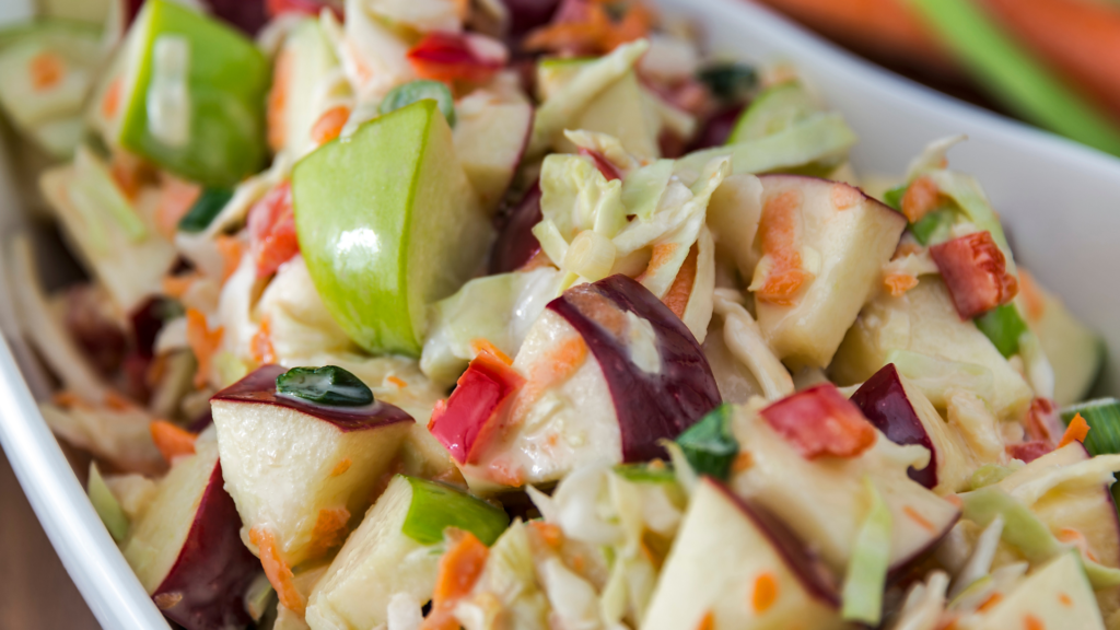 Coleslaw aux Pommes : La salade fraîche et croquante qui accompagne tous tes repas